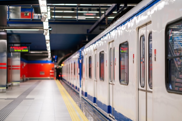 Foto piattaforma vuota alla stazione della metropolitana della metropolitana