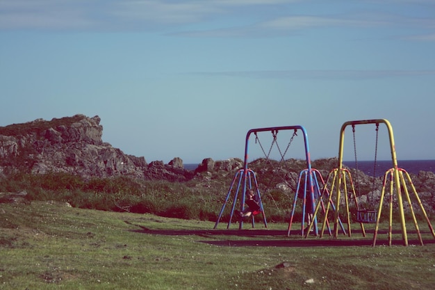 Photo empty playground in field against clear sky