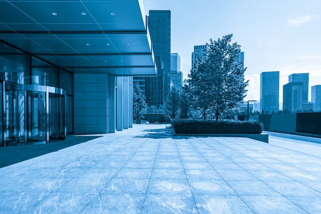 Photo empty plaza and modern office building, qingdao, china