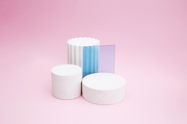 사진 제품 디스플레이를 위한 빈 연단 분홍색 배경 최소 스타일에 유리가 있는 원통형 흰색 장면 받침대
