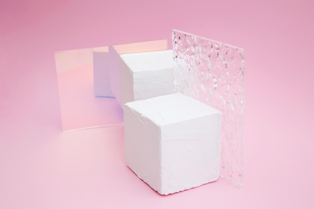 Podio vuoto per l'esposizione del prodotto piedistallo cubo bianco con vetro su sfondo rosa stile minimal