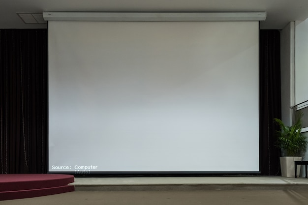 Фото Пустой экран проекции, презентационная панель, пустая доска для конференции