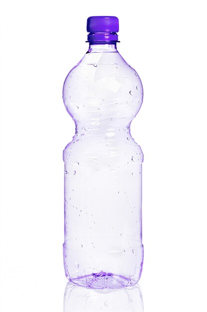 Фото Пустая фиолетовая пластиковая бутылка, изолированные на белом фоне