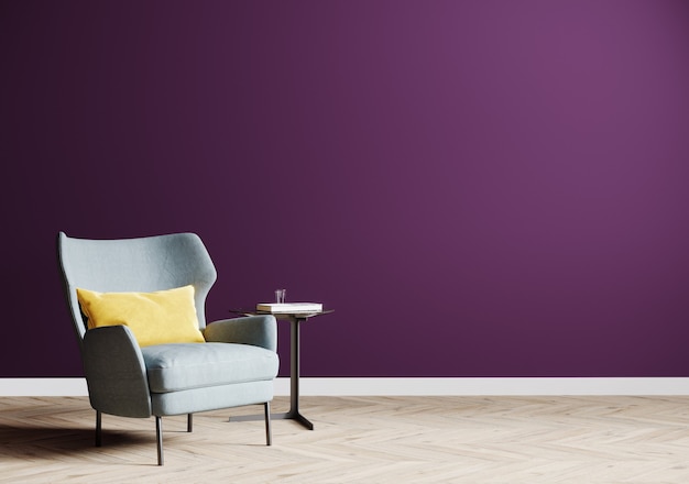 木製の床に灰色の肘掛け椅子と空の紫の壁