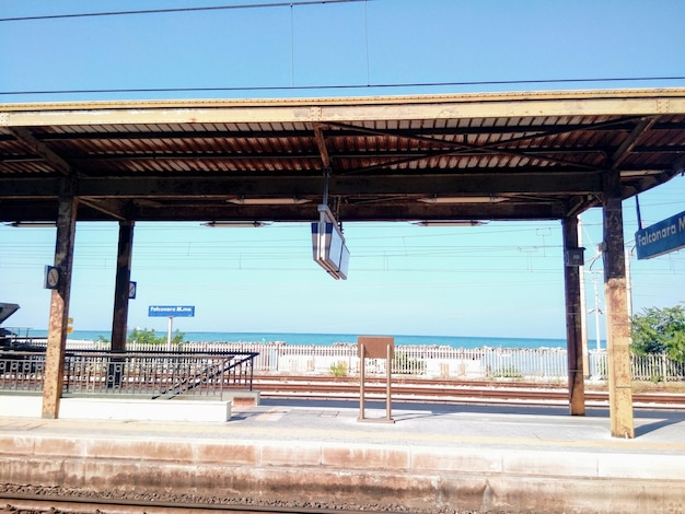 Photo empty railroad station platform