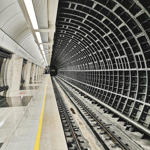 写真 空の鉄道駅のプラットフォーム