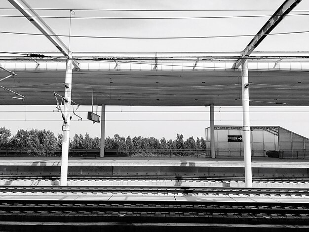 写真 空の鉄道駅のプラットフォーム