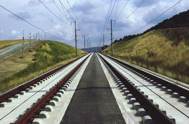 Foto tracce ferroviarie vuote contro il cielo