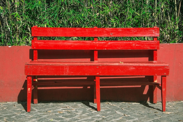 Foto panchina rossa vuota in una giornata di sole