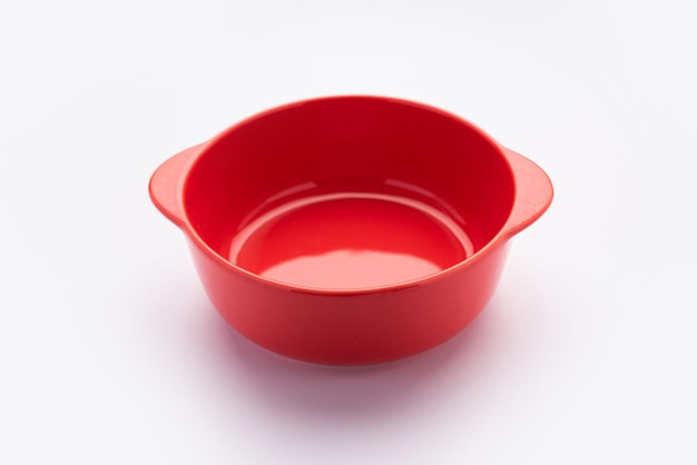 빈 빨간색 세라믹 그릇 또는 용기