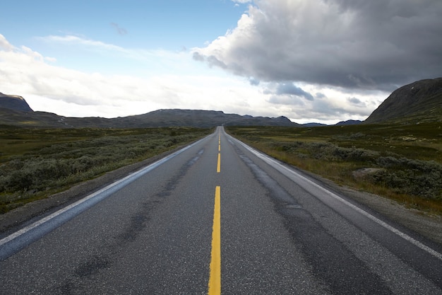 写真 人口の少ないノルウェーを横切る空の道