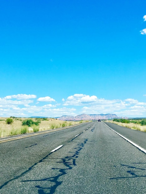 Photo empty road against blue sky