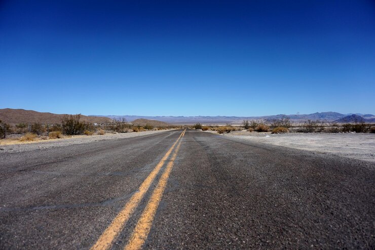Photo empty road against clear blue sky