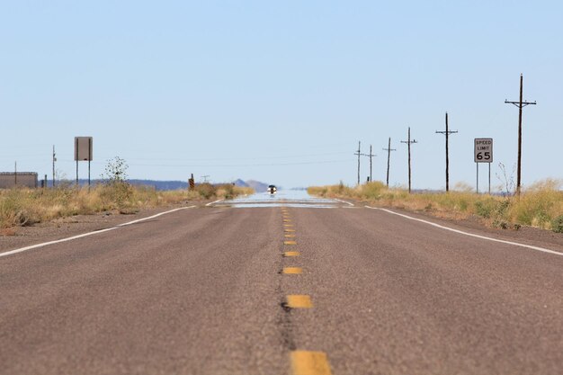 Photo empty road against clear sky