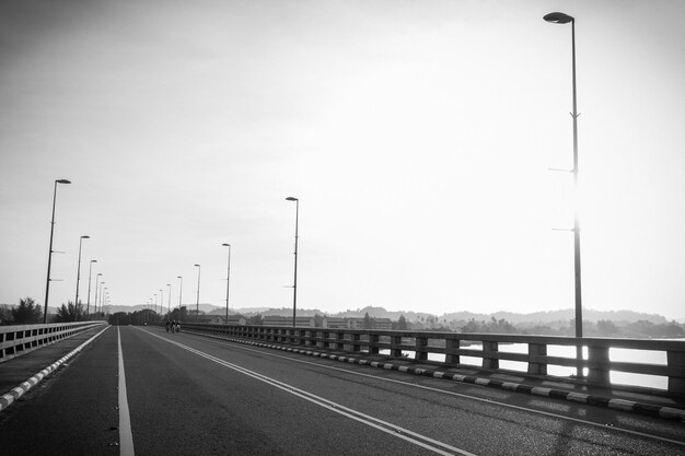 Foto strada vuota contro un cielo limpido