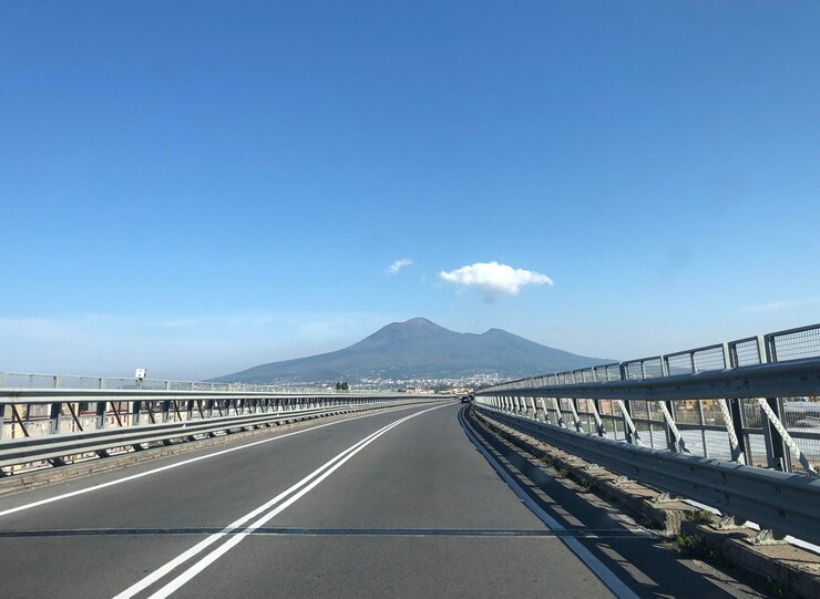 Photo 明るい空に照らされた空の道