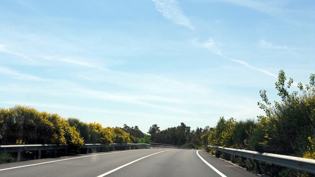 Photo empty road against cloudy sky