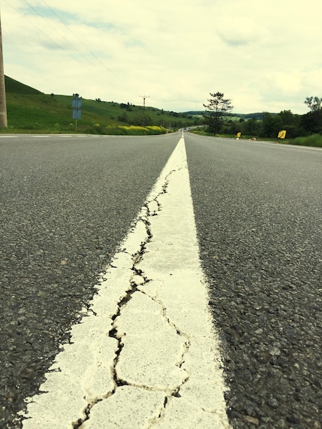 Foto strada vuota contro un cielo nuvoloso