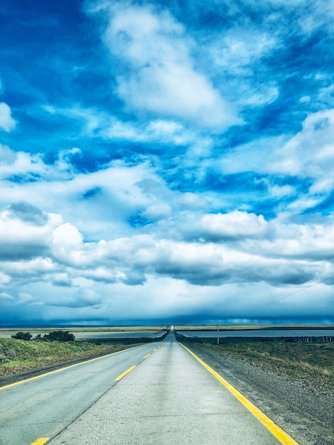 Photo empty road against cloudy sky