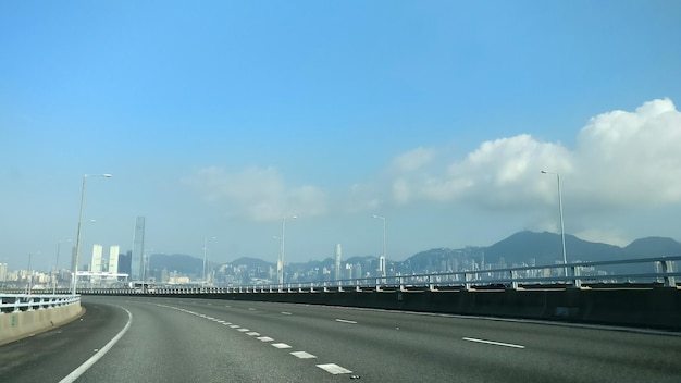 雲の空に照らされた空の道