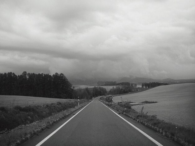 Photo empty road against cloudy sky