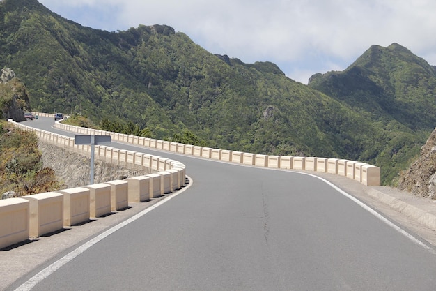 晴れた日に山に照らされた空の道路