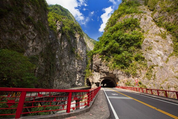 Foto la strada vuota contro le montagne rocciose