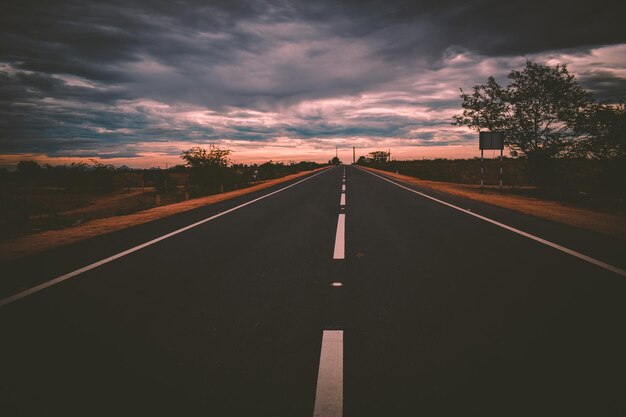 写真 夕暮れの空に照らされた空の道