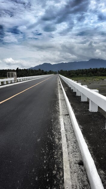 Foto strada vuota contro il cielo