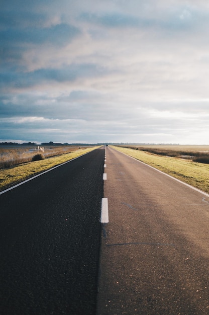 Foto strada vuota contro il cielo