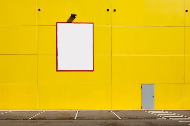 Foto strada vuota contro il muro giallo