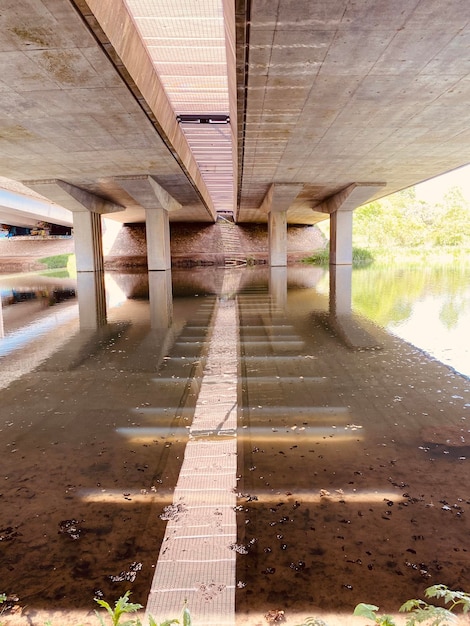 Foto strada vuota lungo il ponte