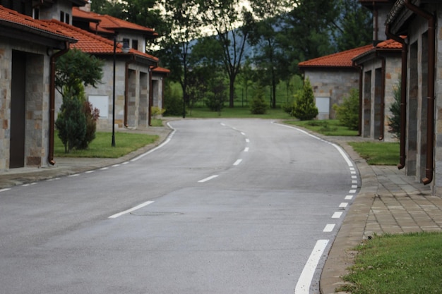 建物に沿った空の道路