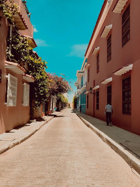 Foto strada vuota lungo gli edifici