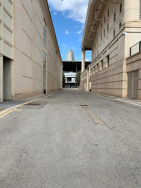Photo empty road along buildings