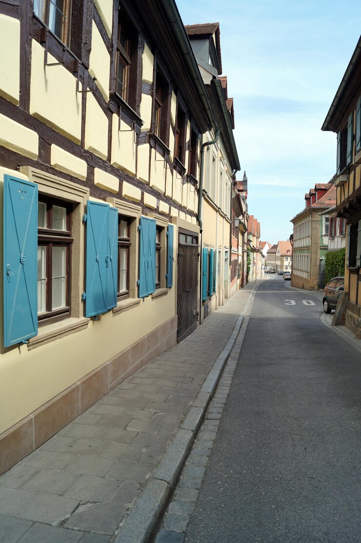 Photo empty road along buildings