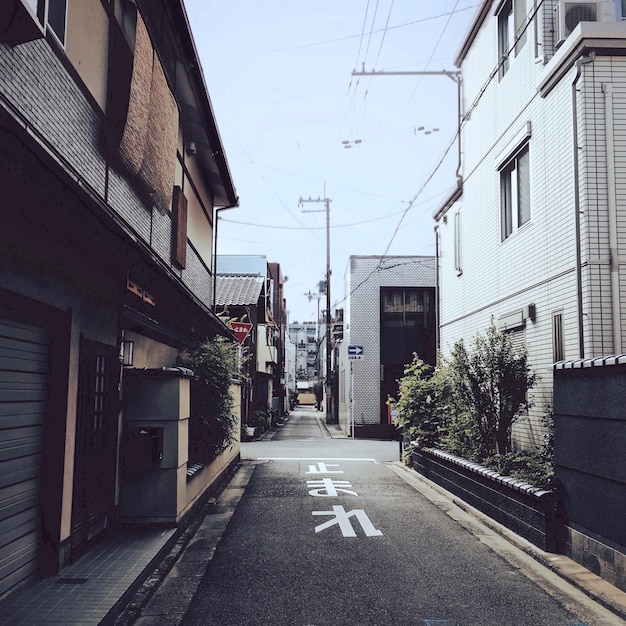 写真 建物に沿った空の道路