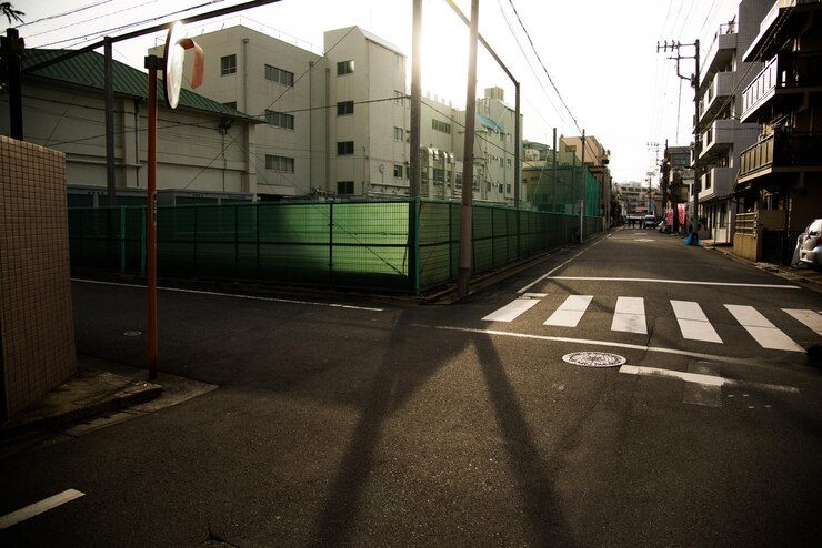 Photo empty road along built structures