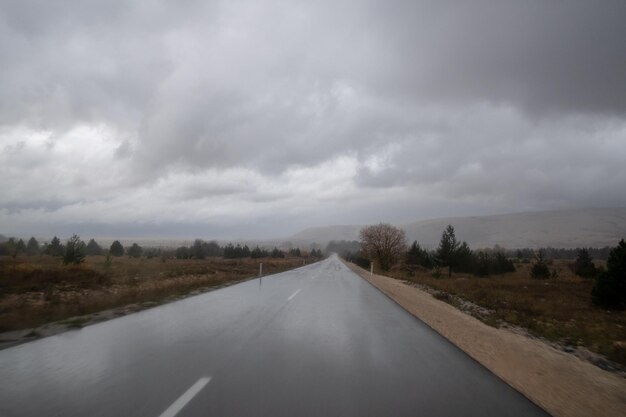 写真 田舎の風景に沿った空の道路