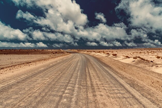 写真 田舎の風景に沿った空の道路