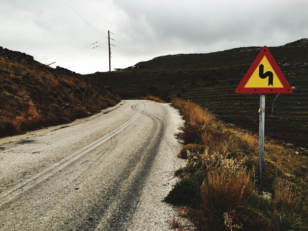 Foto strada vuota lungo il paesaggio rurale