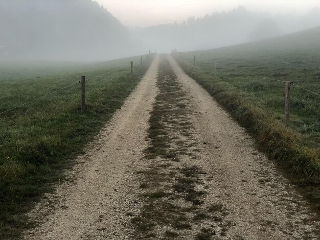 Photo empty road along countryside landscape