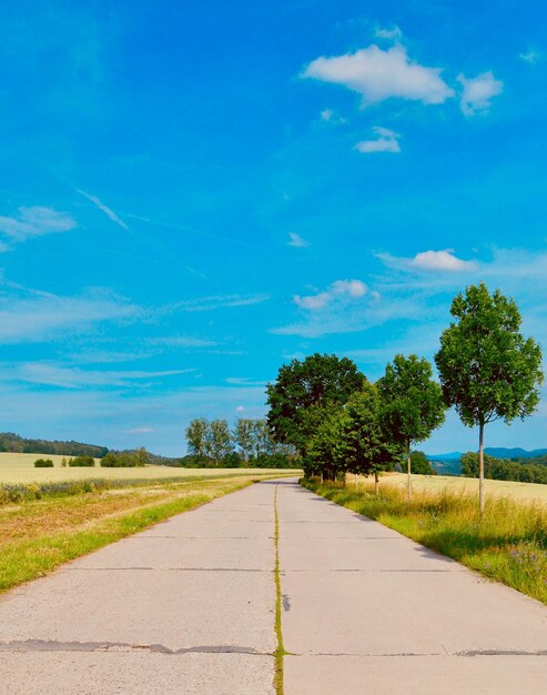 Foto strada vuota lungo il paesaggio rurale