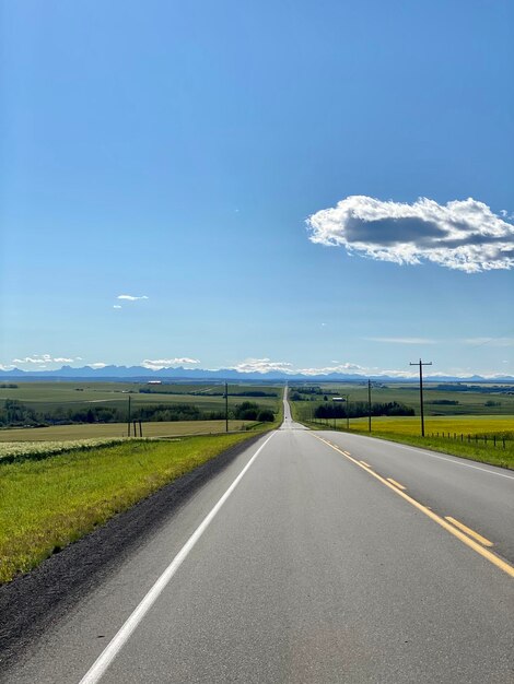 Photo empty road along countryside landscape