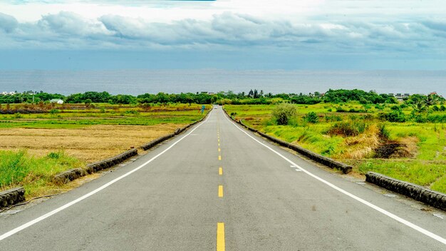 写真 田舎の風景に沿った空の道路