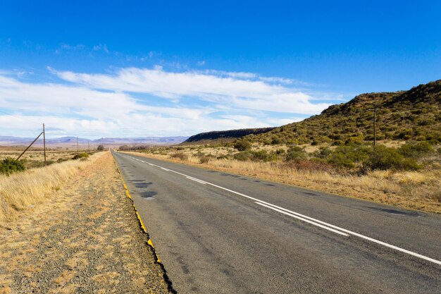 Foto strada vuota lungo il paesaggio contro il cielo