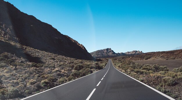 写真 空っぽの道路は天空を背景にした風景と山々に沿っています