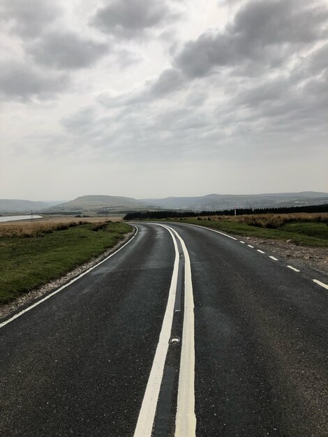 Foto strada vuota lungo il paesaggio