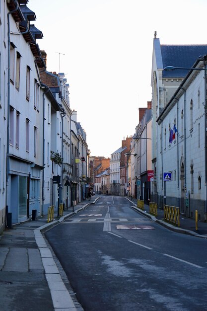 Photo empty road amidst buildings against sky