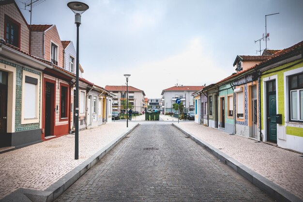 Foto strada vuota in mezzo agli edifici della città contro il cielo